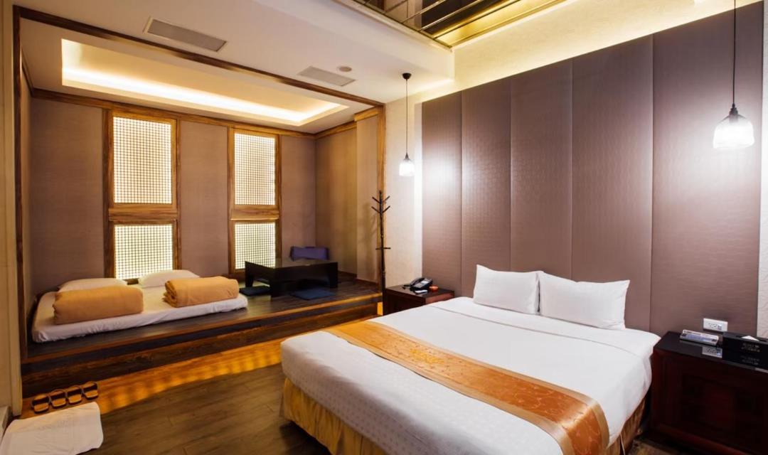 Moonshy Boutique Motel Тайчжун Экстерьер фото